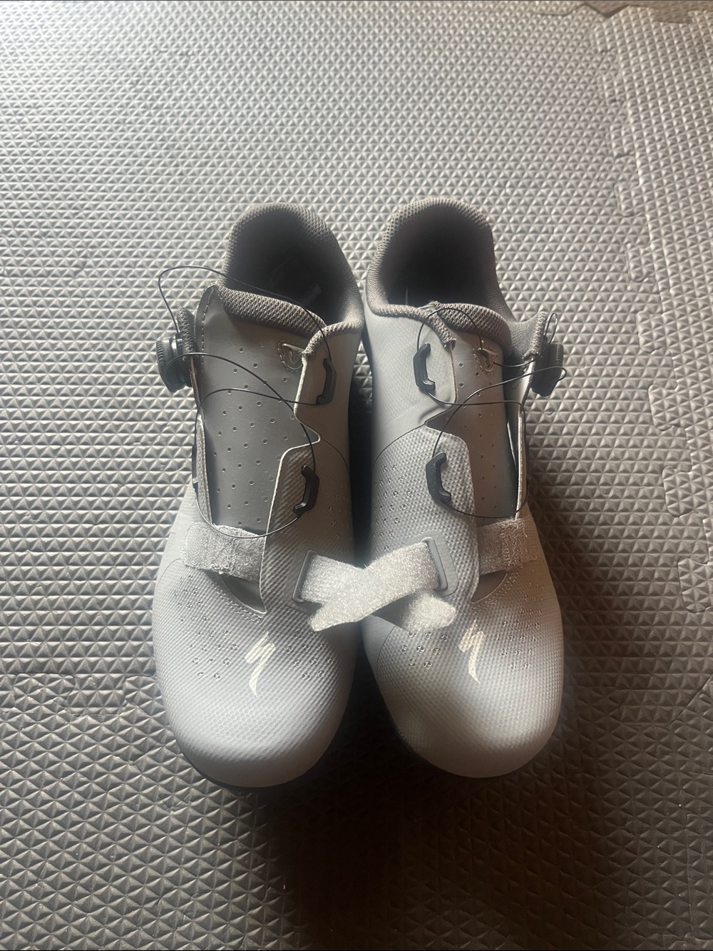 Specialized cycling shoes w/cleat (used with Peloton) Torch 2